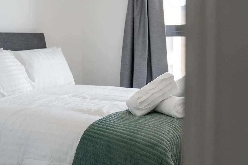 Heathrow Gateway Apartment With Balcony And Apartment Colnbrook Wielka Brytania