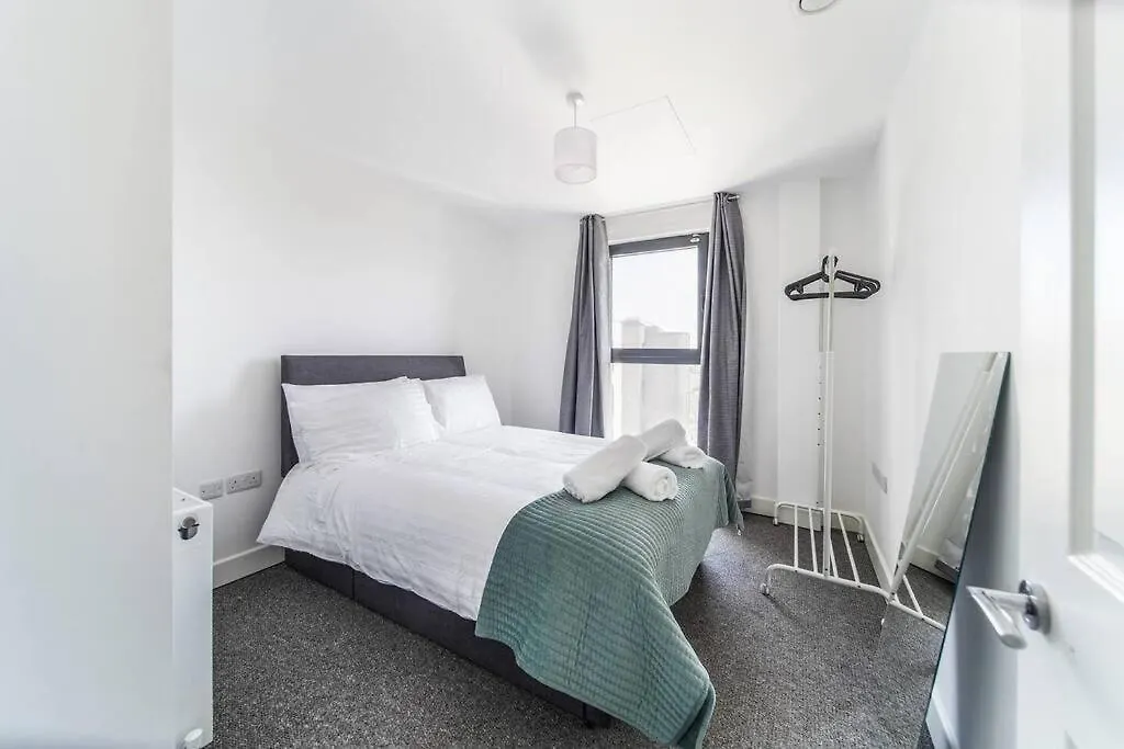 Heathrow Gateway Apartment With Balcony And Apartment Colnbrook