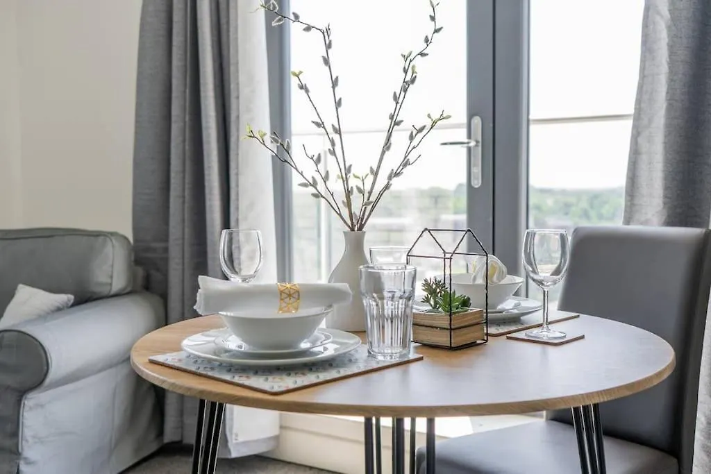 Heathrow Gateway Apartment With Balcony And Apartment Colnbrook
